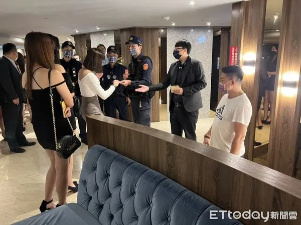 ▲▼中山警「安城專案」連7天掃蕩　酒店妹拿小黃卡排排站臨檢 。（圖／記者邱中岳翻攝）