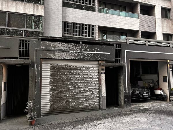 ▲▼沙鹿建商「水泥亂舞」噴整面牆！車庫到3樓全沾黏　住戶崩潰。（圖／翻攝沙鹿之美）