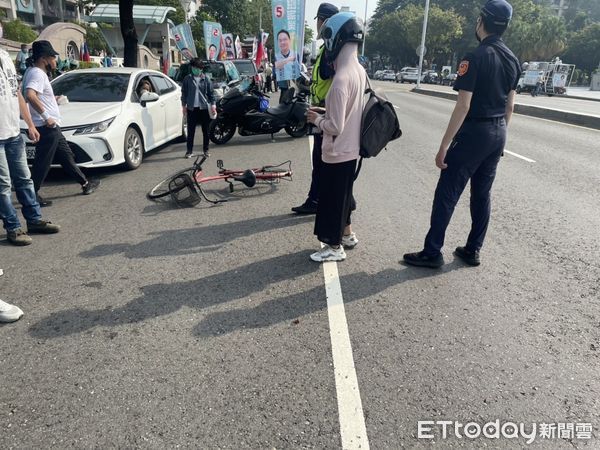 ▲高雄選舉場外爆車禍，就在柯志恩、劉家榮掃街車隊旁。（圖／記者許宥孺翻攝）