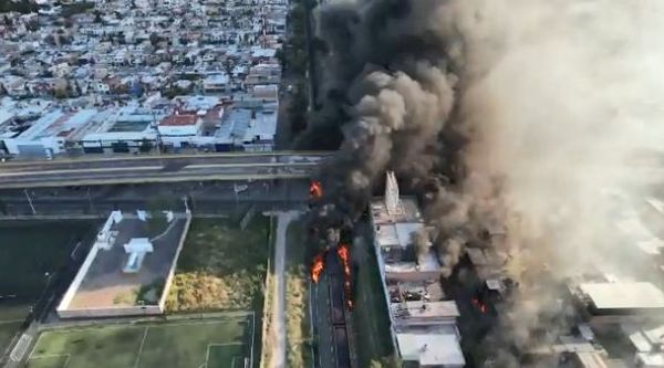 ▲▼墨西哥中部城市發生火車與油罐車相撞意外，易燃物質爆炸起火，波及約120幢民宅，1500位居民撤離。（圖／翻攝自推特）