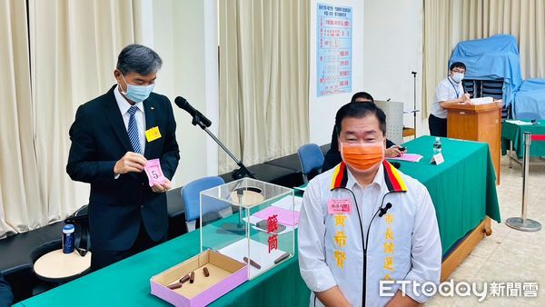 ▲基隆市長候選人黃希賢抽中5號 激喊「無黨無派、五告厲害」。（圖／記者郭世賢翻攝）