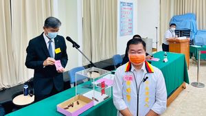 基隆市長候選人黃希賢抽中5號　激喊「無黨無派、五告厲害」