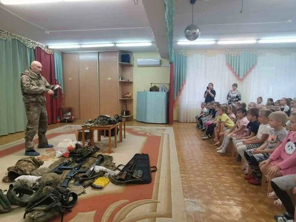 ▲▼俄羅斯親政府志願軍組織到幼稚園授課，讓4歲孩子學習認識槍枝武器。（圖／翻攝自推特@raging545）