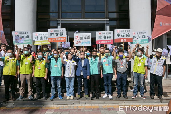 ▲劉櫂豪21日前往台東縣選委會抽出候選人競選號次。（圖／記者楊漢聲翻攝）