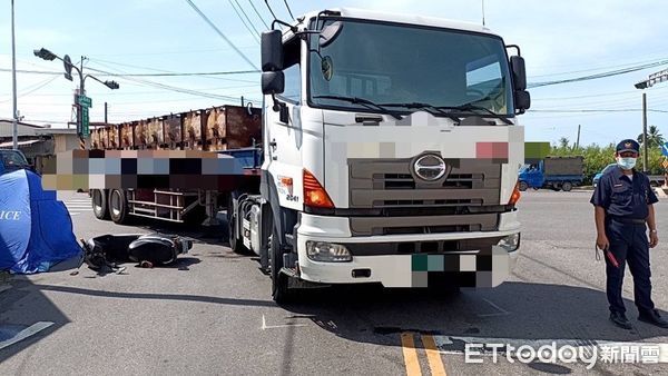 ▲▼高雄驚悚車禍！聯結車轉彎...騎士連人帶車卡輪下慘死。（圖／記者陳宏瑞翻攝）