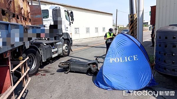 ▲▼高雄驚悚車禍！聯結車轉彎...騎士連人帶車卡輪下慘死。（圖／記者陳宏瑞翻攝）