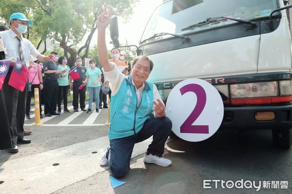 ▲蘇清泉親自將號碼牌貼在宣傳車上             。（圖／蘇清泉服務處提供，下同）