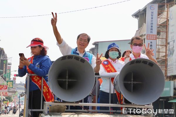 ▲蘇清泉親自將號碼牌貼在宣傳車上             。（圖／蘇清泉服務處提供，下同）