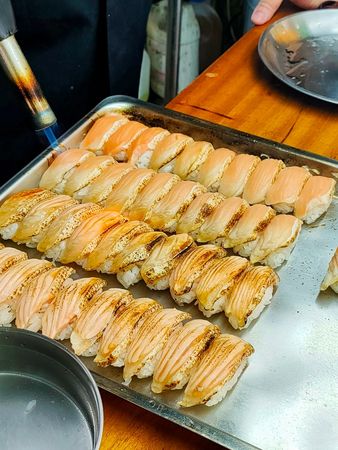 ▲▼新北板橋炙燒鮭魚握壽司超熱賣（圖／民宿女王芽月提供）