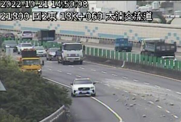 ▲▼      國道二號東向大湳交流道砂石散落，車流嚴重回堵       。（圖／翻攝高速公路1968）