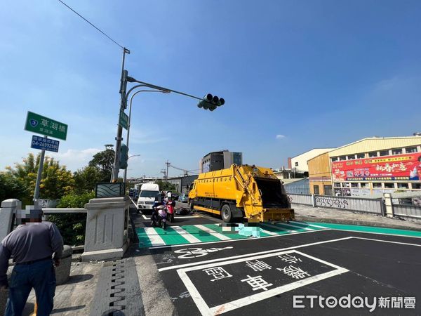 ▲▼霧峰區一輛民間垃圾車，上午擦撞機車雙載，造成83歲婦人當場輾斃。（圖／民眾提供，下同）