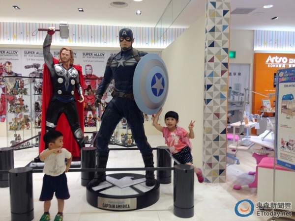 歡樂親子館的玩具主題館，真人比例的超級英雄供民眾拍照。