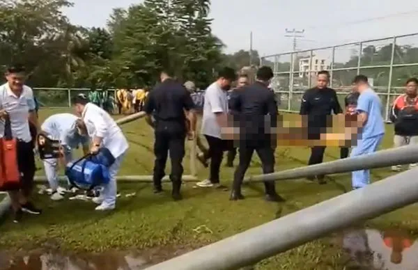 ▲▼馬來西亞小學生被倒塌的足球門砸中頭部緊急送醫仍宣告不治。（圖／翻攝自推特）
