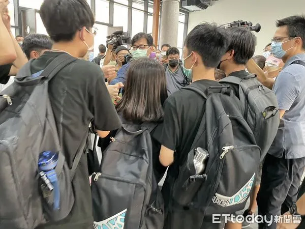 ▲▼台灣最美魚市場開幕！一群黑衣學生突攔截陳其邁 大喊拜託這件事。（圖／記者許展溢攝）