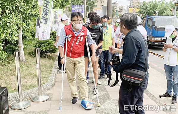 ▲桃園市平鎮區國民黨籍市議員候選人楊家俍今天拄著拐杖前往市選委會抽籤，遇見關心民眾苦笑不已。（圖／記者沈繼昌攝）