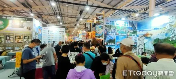 ▲國境解封後首場旅展，台中國際旅展人潮擠爆。（圖／記者游瓊華攝）