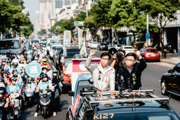 ▲▼高雄市長陳其邁車隊掃街拜票。（圖／記者賴文萱翻攝）