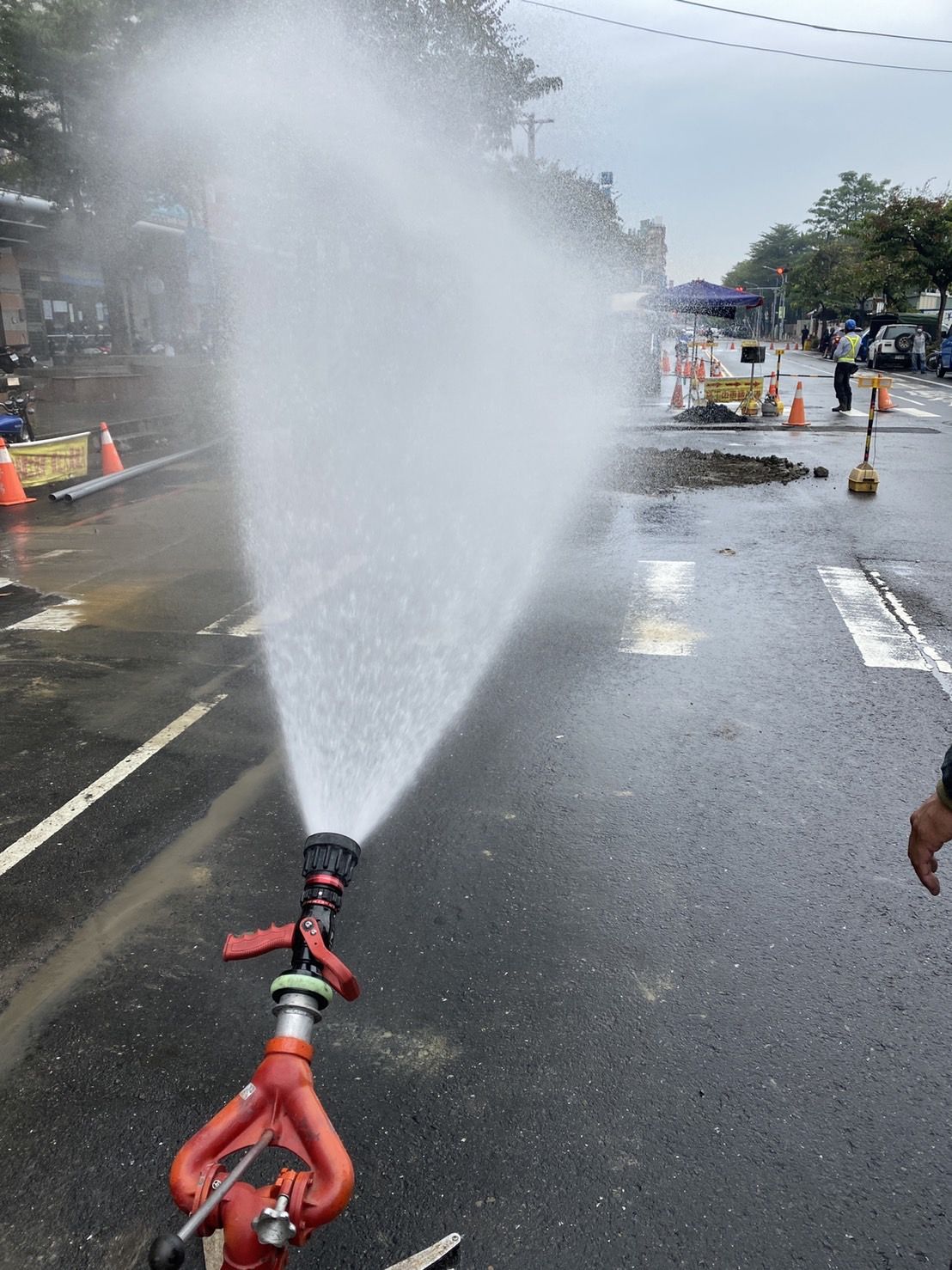 ▲▼高雄岡山區文賢路和柳橋東路交叉路口施工不慎挖破瓦斯管線。（圖／讀者提供）