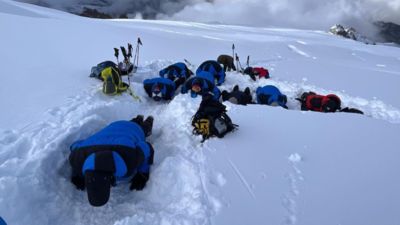 英男子率8人登6,036m高山做運動　「最高海拔健身30分鐘」破紀錄