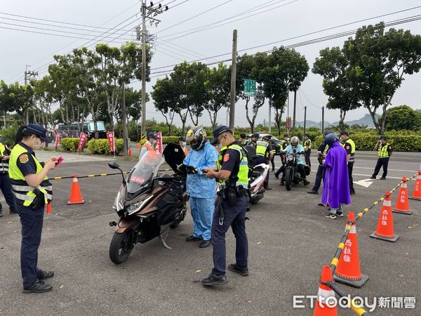 ▲台南市警玉井分局會同麻豆監理站、府環保局及交通警察大隊聯手出擊，在楠西段台3線370公里處執行「監警環聯合稽查」，持續針對改裝車輛強力告發或通知召回檢驗。（圖／記者林悅翻攝，下同）