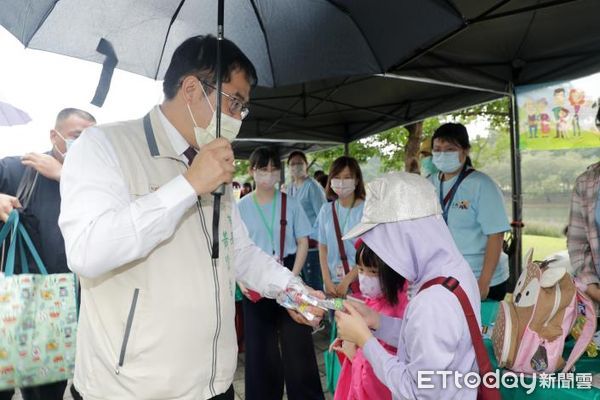 ▲台南市衛生局22日在奇美博物館蓋亞廣場，辦理相約奇美健走行活動，市長黃偉哲親自參與，隨後發放限量氣球予在場民眾。（圖／記者林悅翻攝，下同）