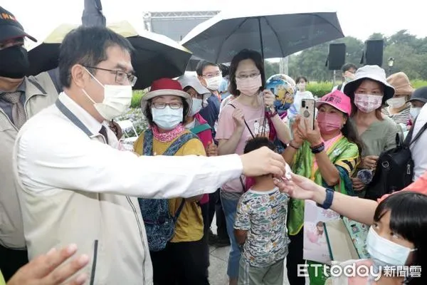 ▲台南市衛生局22日在奇美博物館蓋亞廣場，辦理相約奇美健走行活動，市長黃偉哲親自參與，隨後發放限量氣球予在場民眾。（圖／記者林悅翻攝，下同）