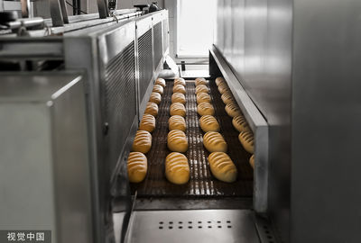 圍巾捲入攪拌機！　麵包師傅「站在機器前」窒息慘死