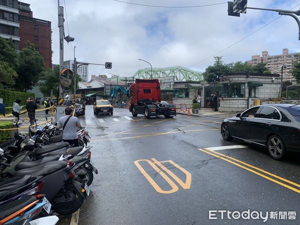 ▲▼汐止工建路「全線封閉」，搶修因為大雨造成的路面塌陷。（圖／記者游宗樺翻攝）