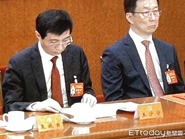 ▲　▼二十大主席團常委會名單包括：習近平、李克強、栗戰書、汪洋、王滬寧、趙樂際、韓正、王岐山、丁薛祥、劉鶴、孫春蘭、李希、李強、楊潔篪、陳敏爾、胡春華、蔡奇、、溫家寶、。（圖/記者 任以芳攝）