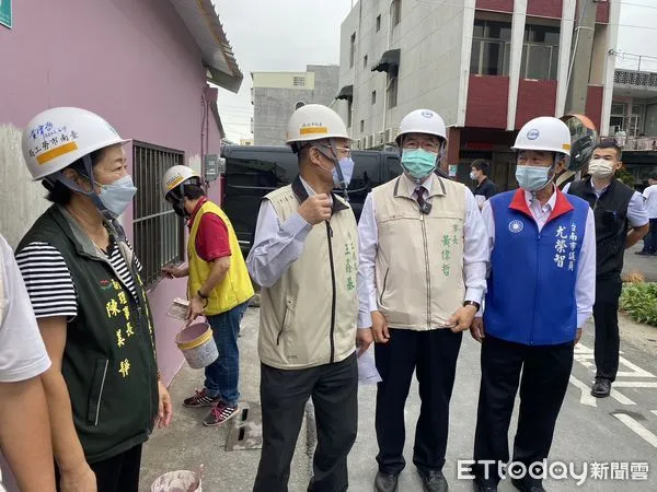 ▲黃偉哲市長特別到下營區修繕案慰勞志工並關懷案主，贈送勞工局晴天坊弱勢勞工手作涼被組給案家當入厝禮，更加入刷油漆行列，擔任一日志工。（圖／記者林悅翻攝，下同）