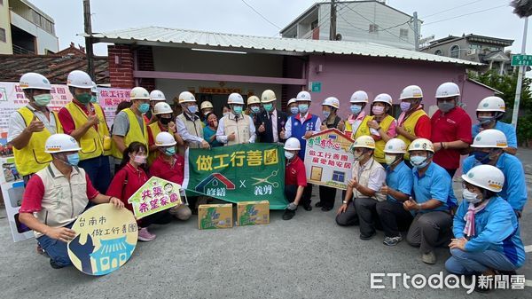 ▲黃偉哲市長特別到下營區修繕案慰勞志工並關懷案主，贈送勞工局晴天坊弱勢勞工手作涼被組給案家當入厝禮，更加入刷油漆行列，擔任一日志工。（圖／記者林悅翻攝，下同）