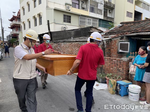 ▲黃偉哲市長特別到下營區修繕案慰勞志工並關懷案主，贈送勞工局晴天坊弱勢勞工手作涼被組給案家當入厝禮，更加入刷油漆行列，擔任一日志工。（圖／記者林悅翻攝，下同）