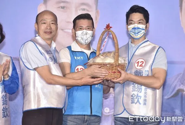 ▲韓國瑜與蔣萬安出席「戴錫欽競選總部成立大會」  。（圖／記者李毓康攝）