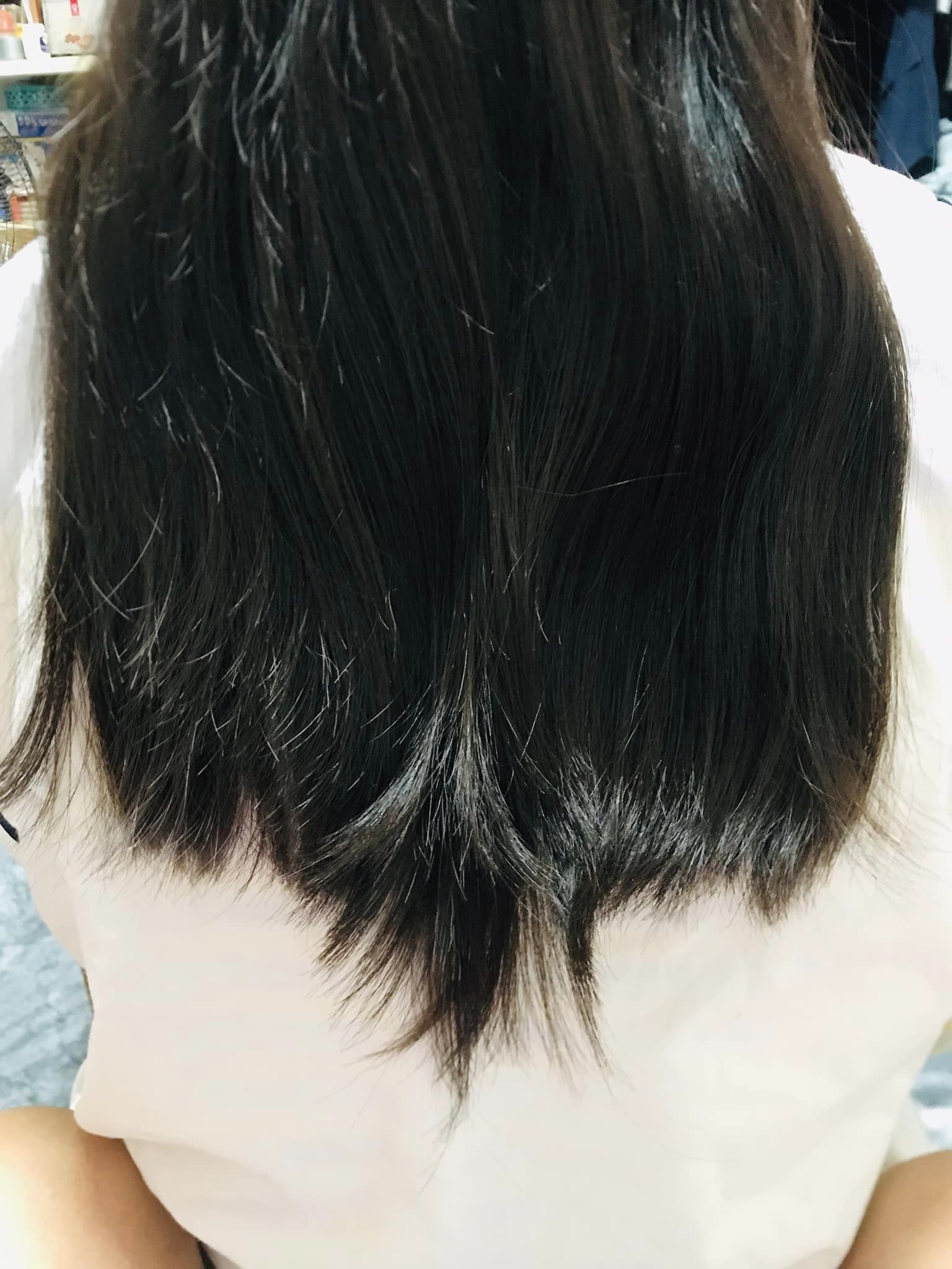 ▲▼媽媽花450帶女兒剪髮「像狗啃的」　謎之背影照曝慘痛代價。（圖／爆怨公社）