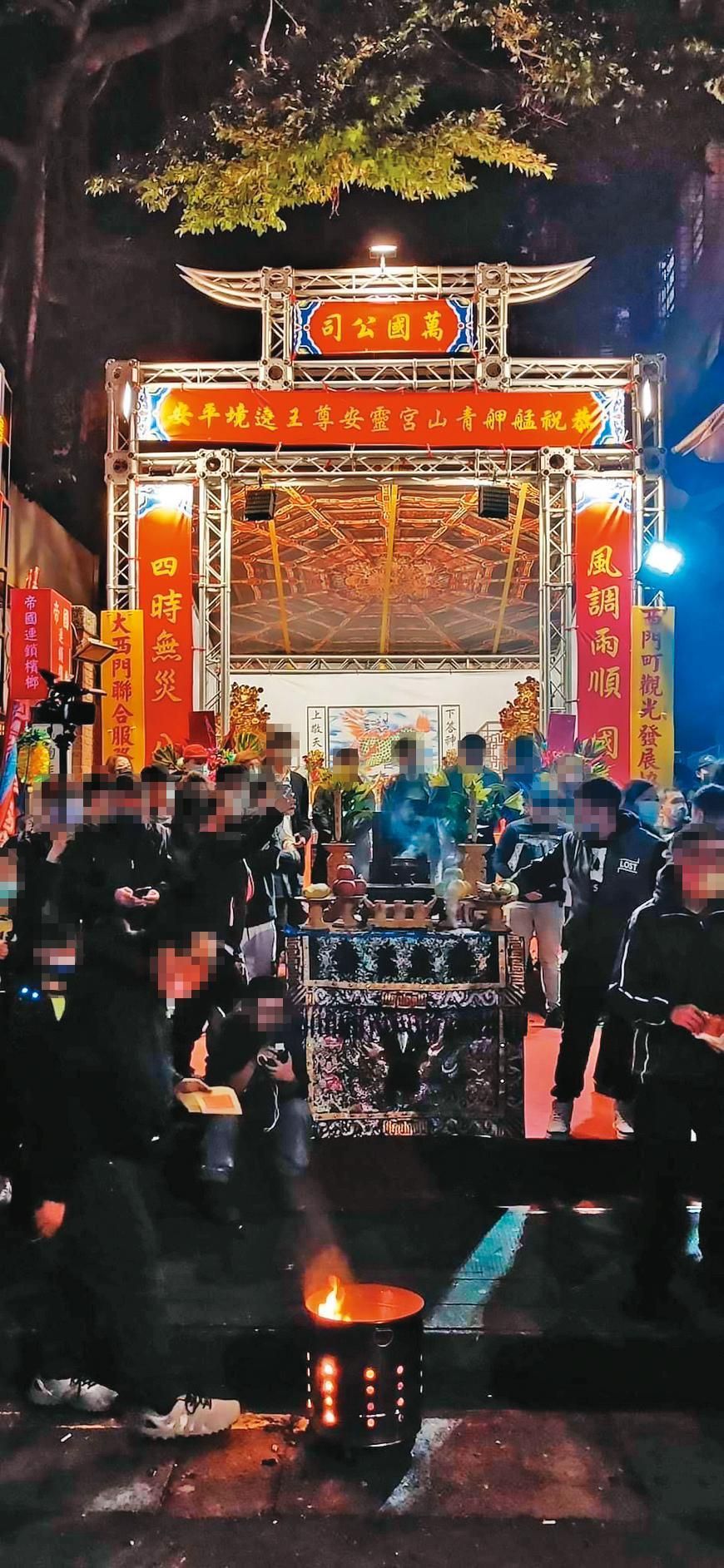 青山宮文化季是萬華角頭展現勢力的指標，萬國幫去年也在遶境路線設置紅壇。（翻攝邱國隆臉書）