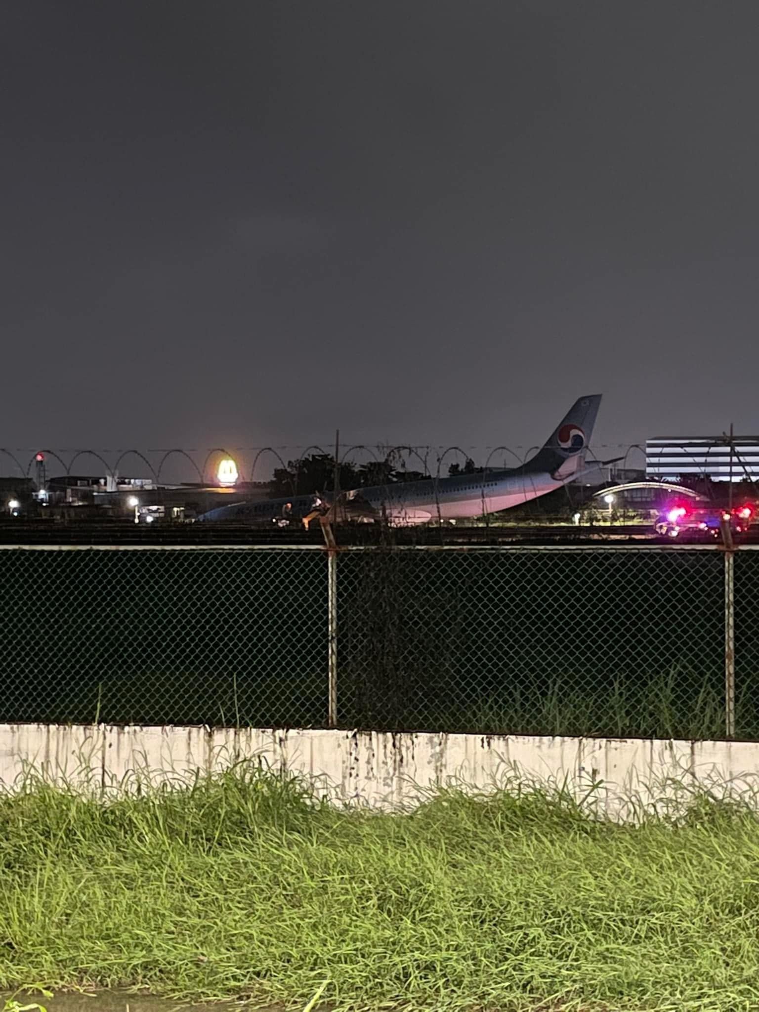 ▲▼大韓航空編號KE631客機衝出機場跑道。（圖／翻攝推特「@defence_insider」）