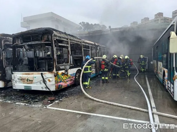 ▲▼  公車總站起火           。（圖／記者戴上容翻攝）
