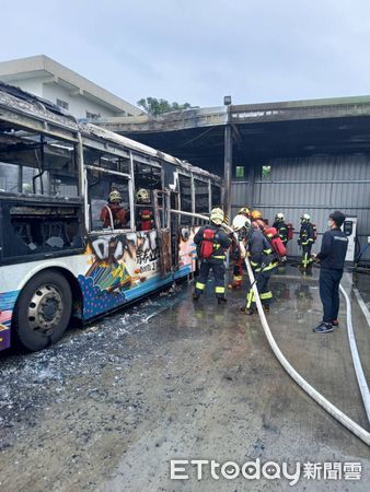 ▲▼  公車總站起火           。（圖／記者戴上容翻攝）