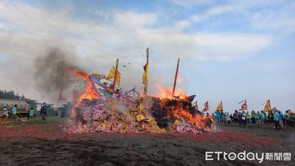 ▲高雄市長陳其邁參加前鎮臨水宮的「王船祭」             。（圖／記者吳奕靖翻攝）