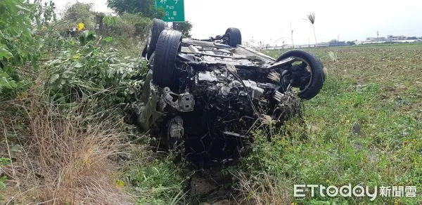 ▲▼  國道中山高268公里車輛衝出邊坡 。（圖／記者翁伊森翻攝）