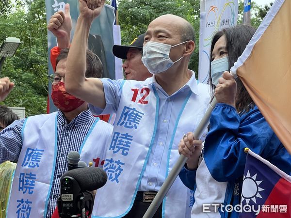 ▲應曉薇23日在萬華青年公園舉辦「平安幸福慈善音樂會」，韓國瑜、賴士葆到場站台。（圖／記者蘇晏男攝）