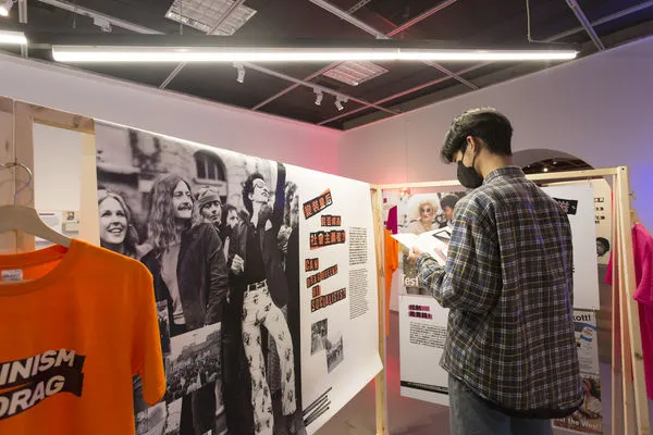 ▲▼「作為酷兒—德國酷兒發展史」展覽，揭開LGBT反抗運動的發展史，展出上百組物件，卸展當天開放民眾帶回家。（圖／台北當代藝術館）