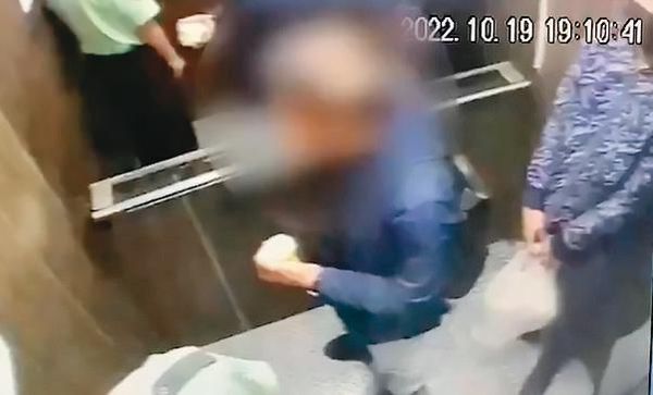 電梯監視器拍下邱國隆隻身至漢口街二段的堂口尋仇的身影。（翻攝畫面）