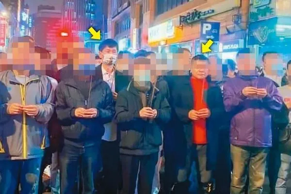 去年青山宮文化季，邱國隆（右）與遭槍擊的洪清正（左）同框，代表公司站第一排主祭。（翻攝邱國隆臉書）