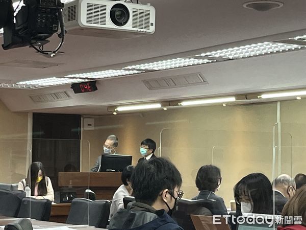 ▲▼高端EUA補件至今未交　薛瑞元：120萬劑近期屆效銷毀。（圖／記者嚴云岑攝）