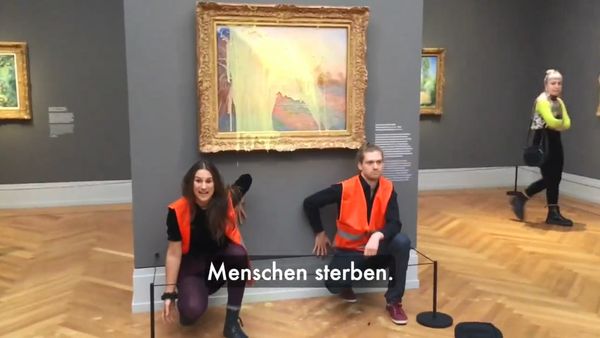 ▲▼法國印象派畫家莫內（Claude Monet）的代表畫作《乾草堆》被人蓄意潑灑馬鈴薯泥。（圖／翻攝自YouTube、推特）