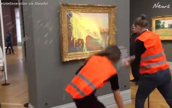 ▲▼法國印象派畫家莫內（Claude Monet）的代表畫作《乾草堆》被人蓄意潑灑馬鈴薯泥。（圖／翻攝自YouTube、推特）