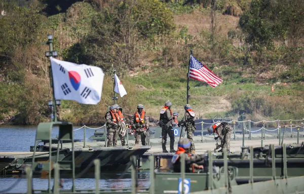 ▲▼南韓軍與美軍19日在京畿道驪州展開聯合渡河訓練。（圖／路透）