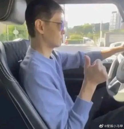 ▲林志穎開車畫面瘋傳。（圖／翻攝自微博）