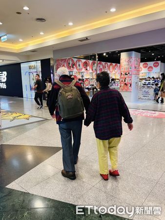 ▲信義威秀直擊「老夫妻最動人一幕」　1細節她羨煞：這就是一輩子。（圖／Why Why Lin授權引用）